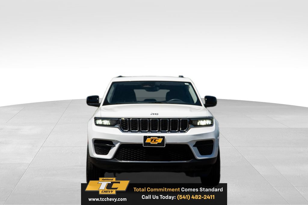 Used 2023 Jeep Grand Cherokee Laredo AWD/4WD image 2