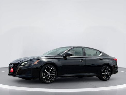 Used 2024 Nissan Altima 2.5 SR FWD image 2