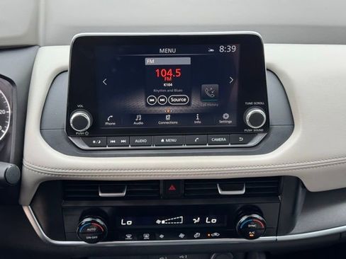 Used 2023 Nissan Rogue SV image 17