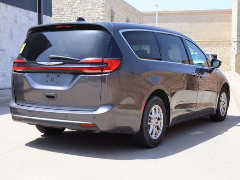 Used 2023 Chrysler Pacifica Touring-L FWD image 3