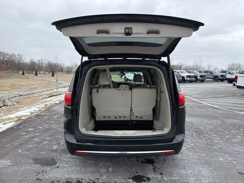 Used 2017 Chrysler Pacifica Limited image 8