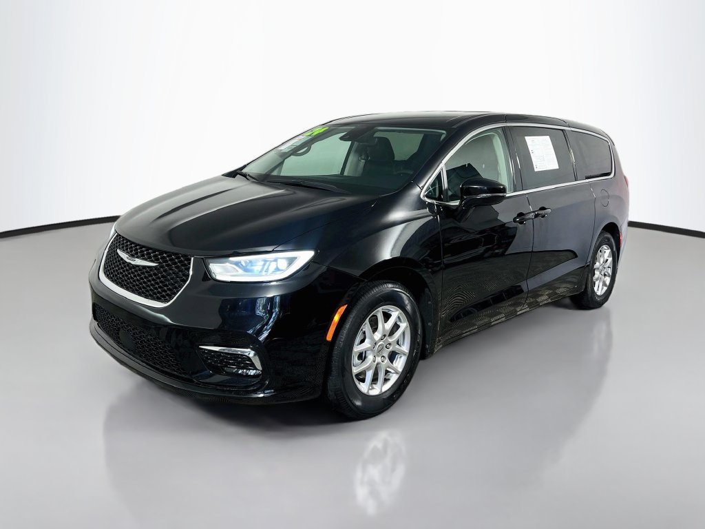 Used 2024 Chrysler Pacifica Touring-L FWD image 7