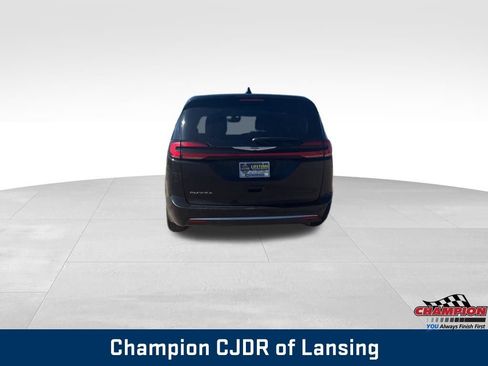 Used 2024 Chrysler Pacifica Touring-L image 4