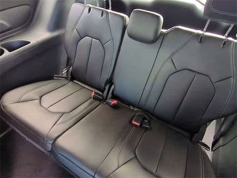 New 2026 Chrysler Pacifica Select image 21