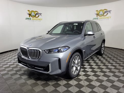 New 2026 BMW X5 xDrive50e image 3