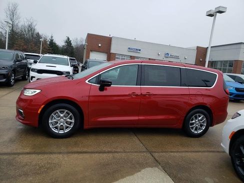 New 2026 Chrysler Pacifica Select image 3