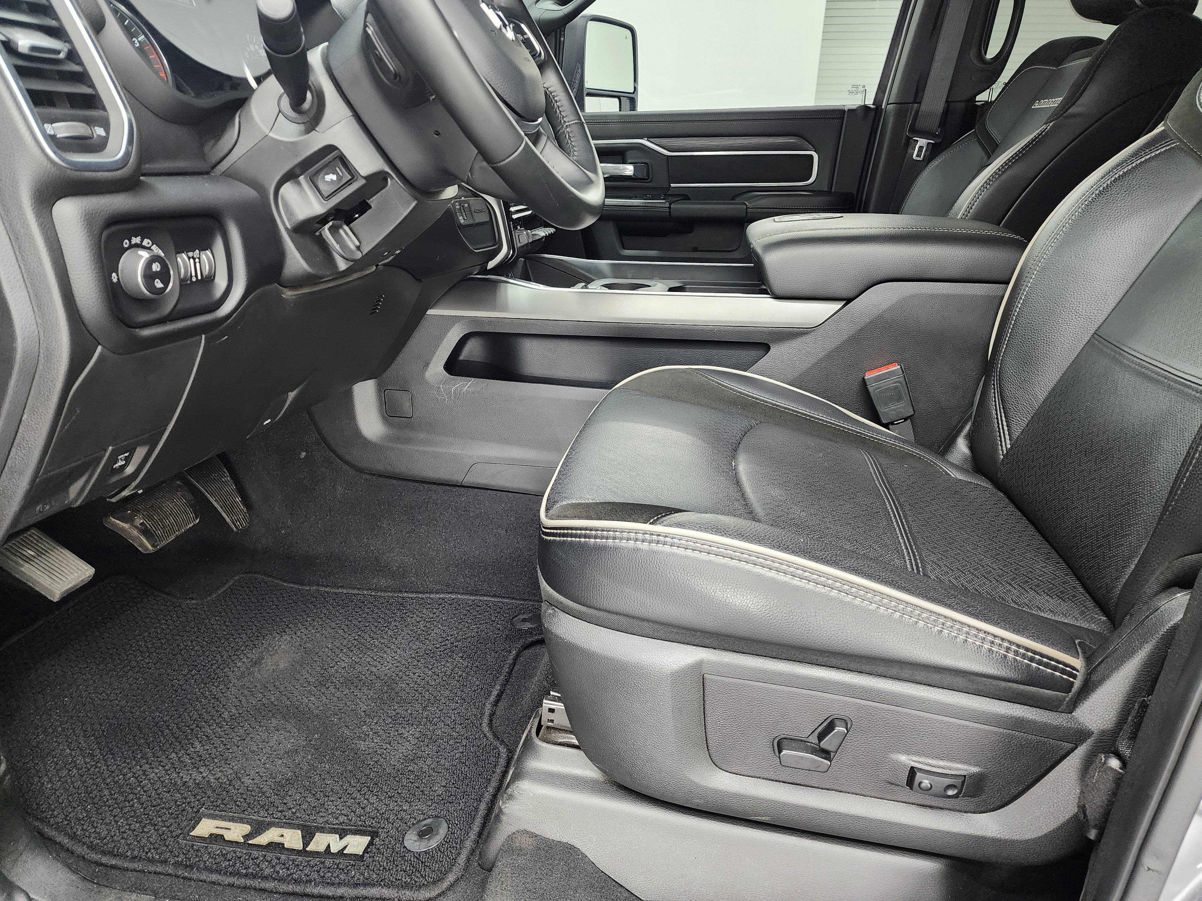 Used 2024 RAM 2500 Laramie w/ Night Edition AWD/4WD image 8