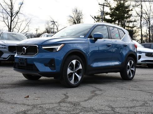 Certified 2025 Volvo XC40 B5 Plus image 3