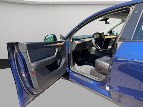 Used 2023 Tesla Model Y Long Range AWD/4WD image 14