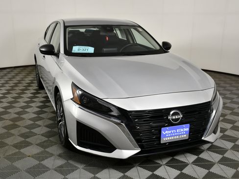 Used 2024 Nissan Altima 2.5 SV image 3