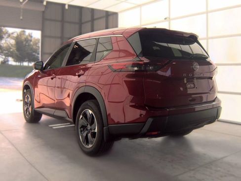Certified 2025 Nissan Rogue SV w/ SV Premium Package FWD image 5