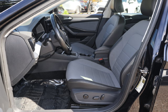 Used 2025 Volkswagen Jetta SE FWD image 13