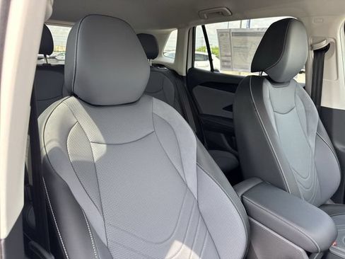 Used 2025 Volkswagen Tiguan SE FWD image 23