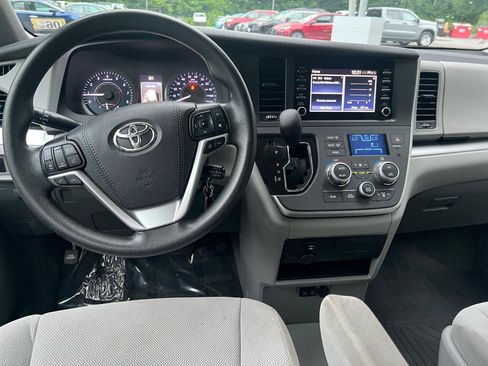 Used 2020 Toyota Sienna L FWD image 12