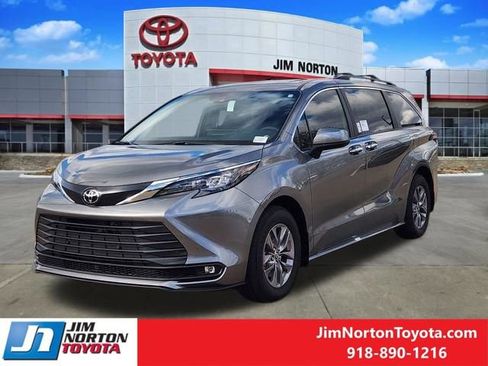 New 2026 Toyota Sienna XLE FWD image 2