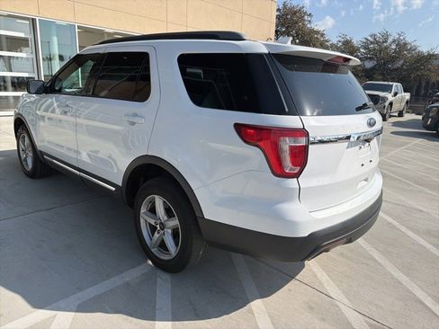 Used 2017 Ford Explorer XLT w/ Equipment Group 202A image 4