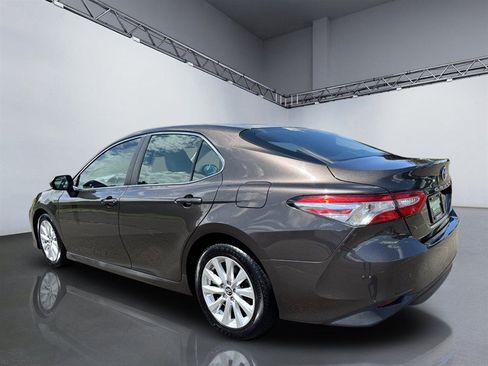 Used 2018 Toyota Camry LE FWD image 5