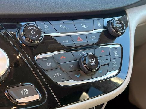 Used 2023 Chrysler Pacifica Touring-L image 28