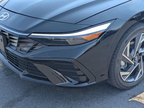 Used 2025 Hyundai Elantra SEL FWD image 12