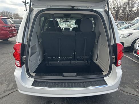 Used 2017 Dodge Grand Caravan SE w/ UConnect Hands-Free Group image 7