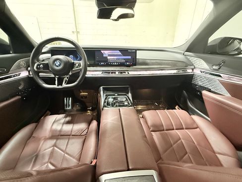 Used 2024 BMW i7 xDrive60 image 43