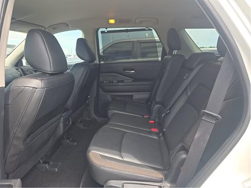 Used 2024 Nissan Pathfinder SL AWD/4WD image 16