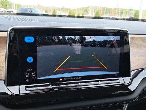 Certified 2025 Volkswagen Atlas SE image 24