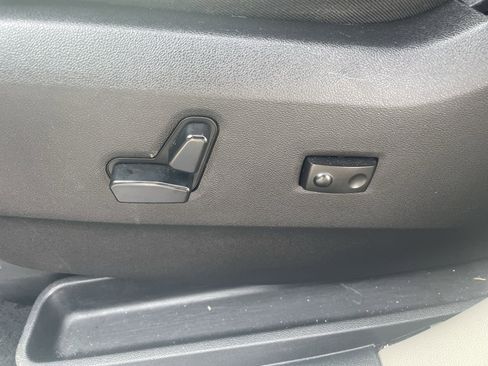 Used 2016 Chrysler Town & Country Touring image 13