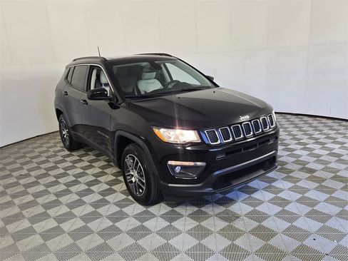 Used 2018 Jeep Compass Latitude image 2