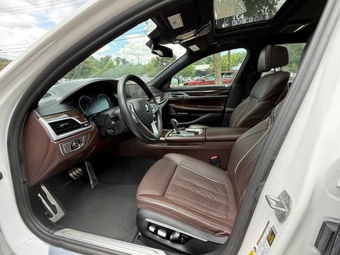 Used 2017 BMW 750i RWD image 9