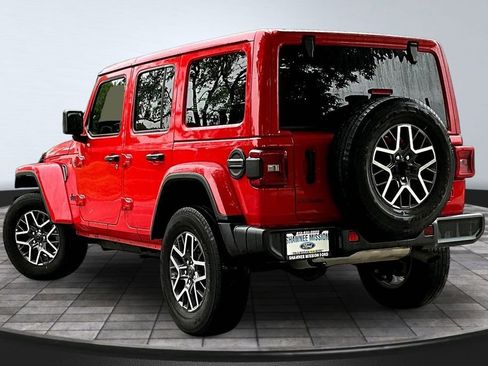 Used 2025 Jeep Wrangler Unlimited Sahara AWD/4WD image 4