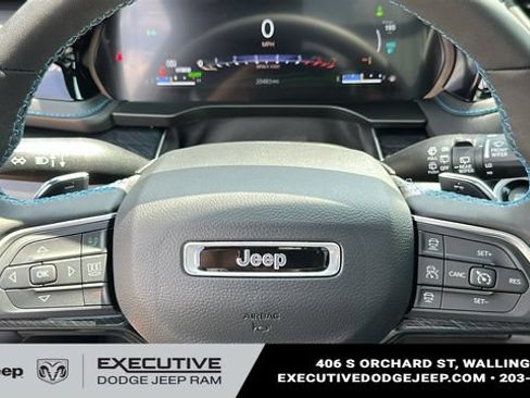 Used 2023 Jeep Grand Cherokee Trailhawk w/ Luxury Tech Group III AWD/4WD image 14