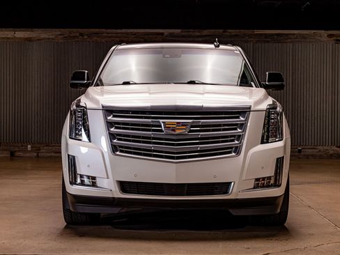 Used 2019 Cadillac Escalade Platinum image 2