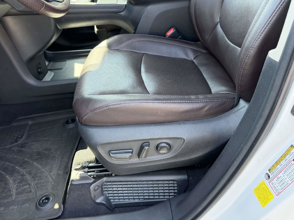 Used 2022 Toyota Sienna Platinum AWD/4WD image 17