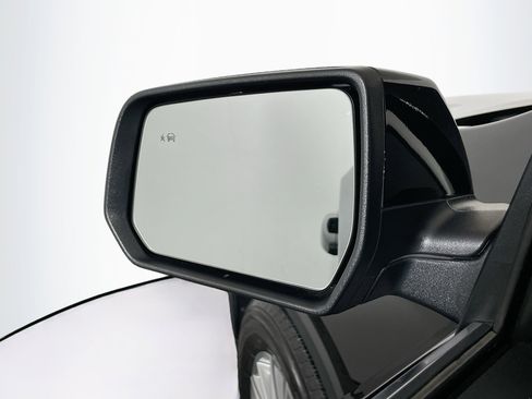 Used 2023 Chevrolet Traverse LT image 16