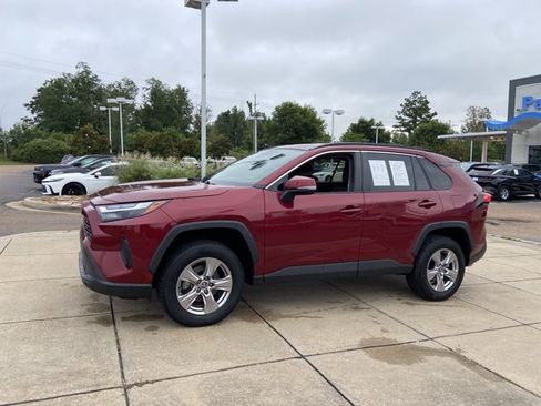 Used 2022 Toyota RAV4 XLE AWD/4WD image 3