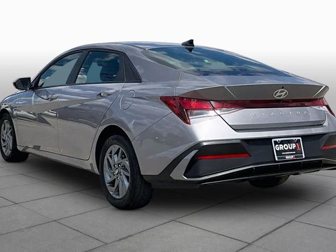 Used 2024 Hyundai Elantra SEL FWD image 11