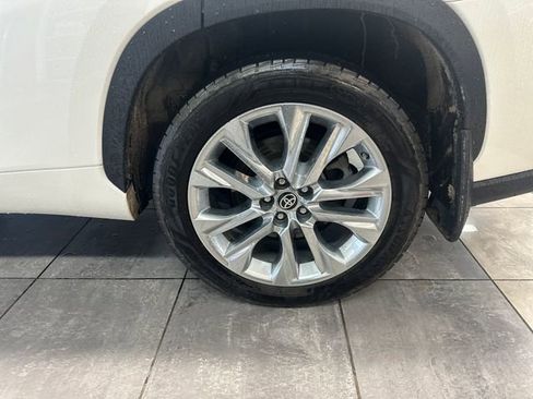 Used 2021 Toyota Highlander Limited AWD/4WD image 6