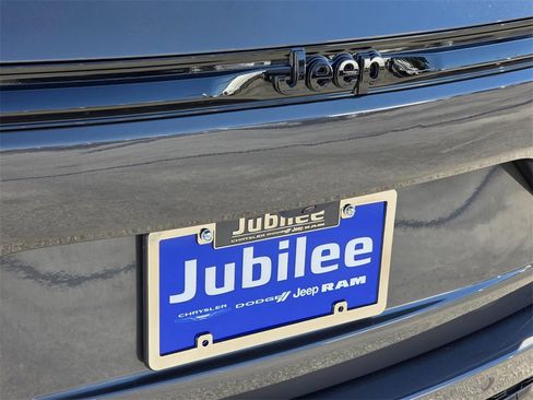 New 2025 Jeep Grand Cherokee Altitude image 28