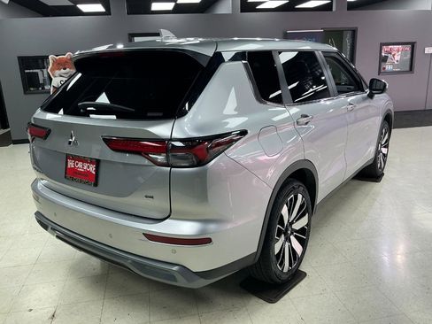 Used 2025 Mitsubishi Outlander AWD image 3