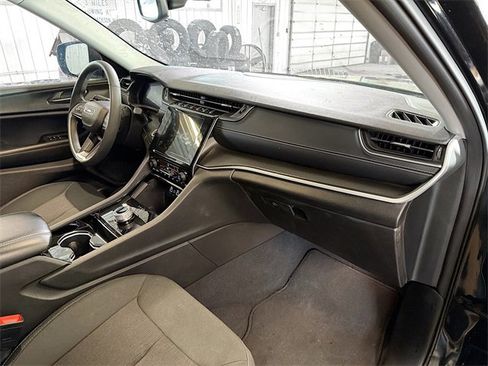 Used 2023 Jeep Grand Cherokee Laredo image 12