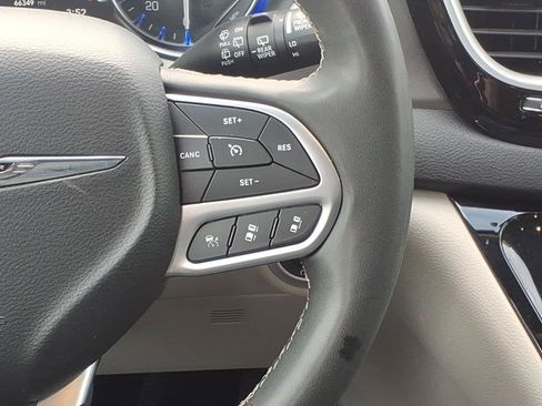 Used 2024 Chrysler Pacifica Touring-L FWD image 12