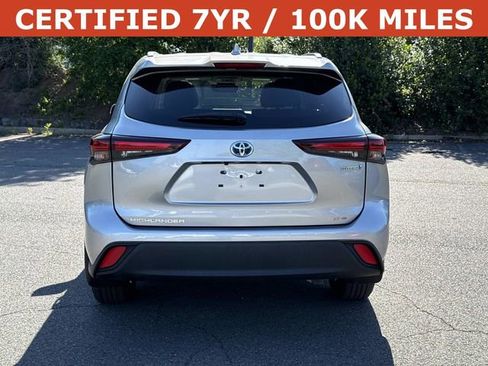 Used 2024 Toyota Highlander XLE AWD/4WD image 3