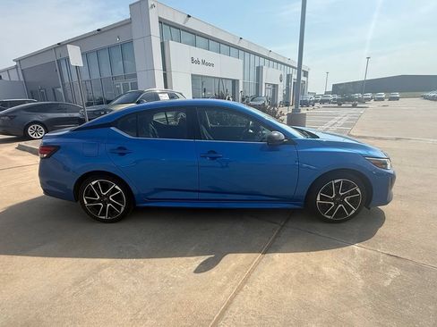 Used 2025 Nissan Sentra SR FWD image 2