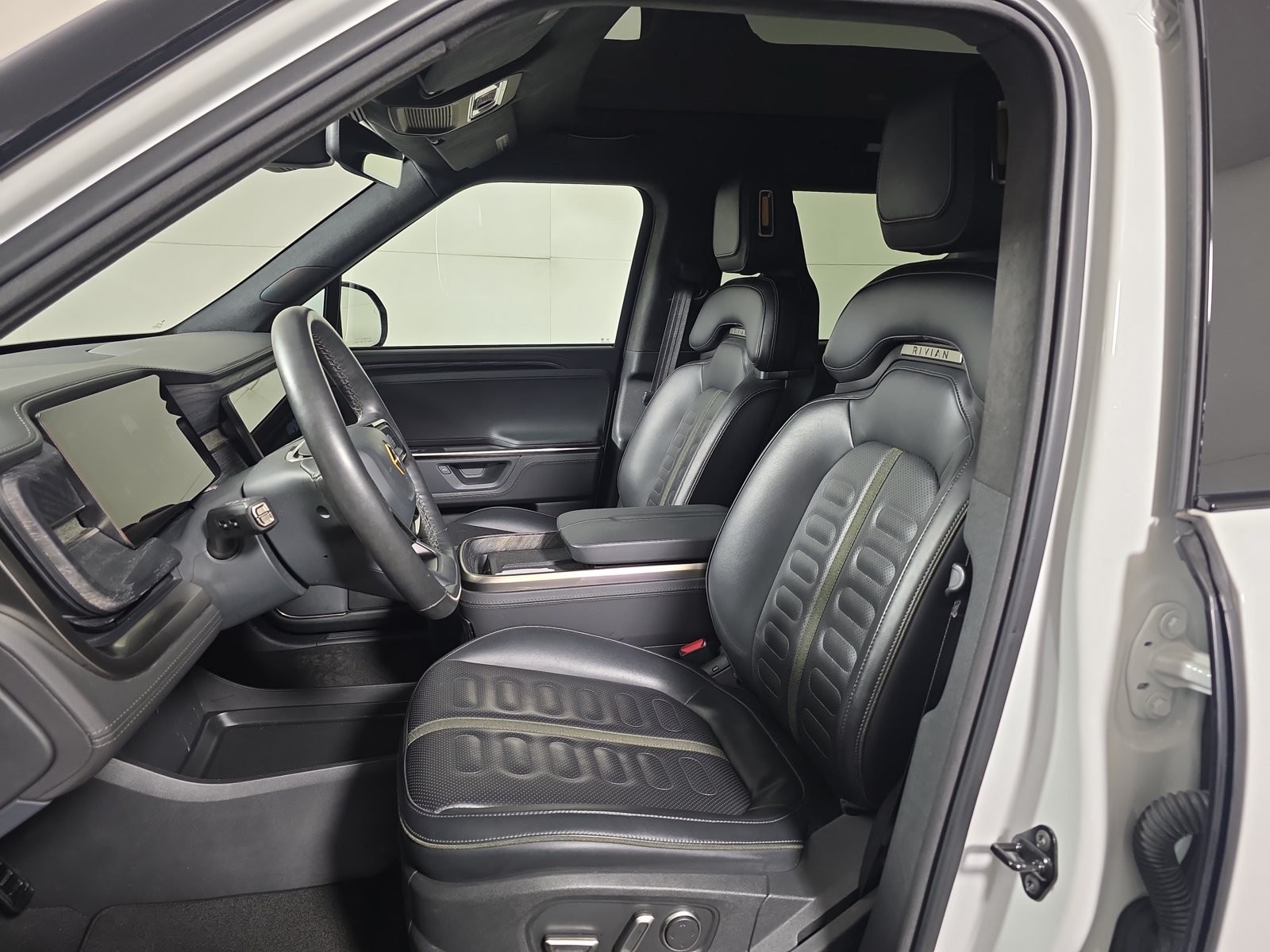Used 2025 Rivian R1S Adventure Dual AWD/4WD image 20