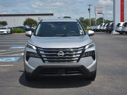 Used 2024 Nissan Rogue SV FWD image 2