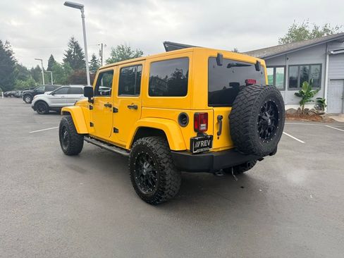 Used 2015 Jeep Wrangler Unlimited Sahara w/ Connectivity Group AWD/4WD image 3