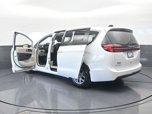 Used 2023 Chrysler Pacifica Touring-L image 77