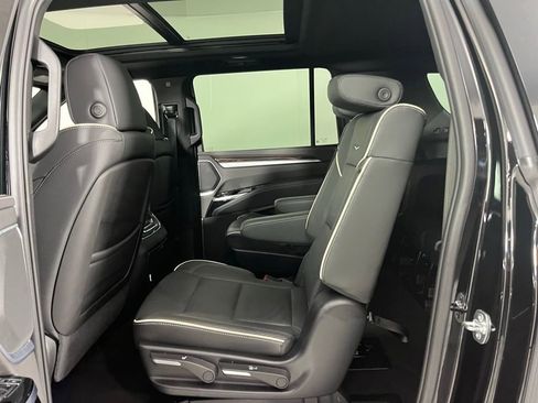Used 2025 Cadillac Escalade ESV Premium Luxury image 28
