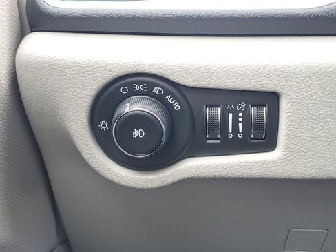 Used 2018 Chrysler Pacifica Touring-L FWD image 17